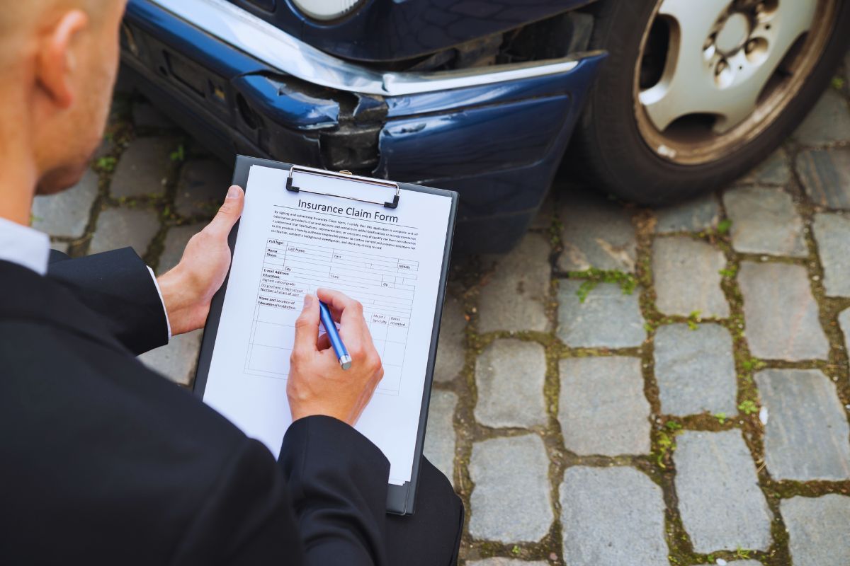 Driver speaking with adjuster about delayed auto insurance claim in San Diego